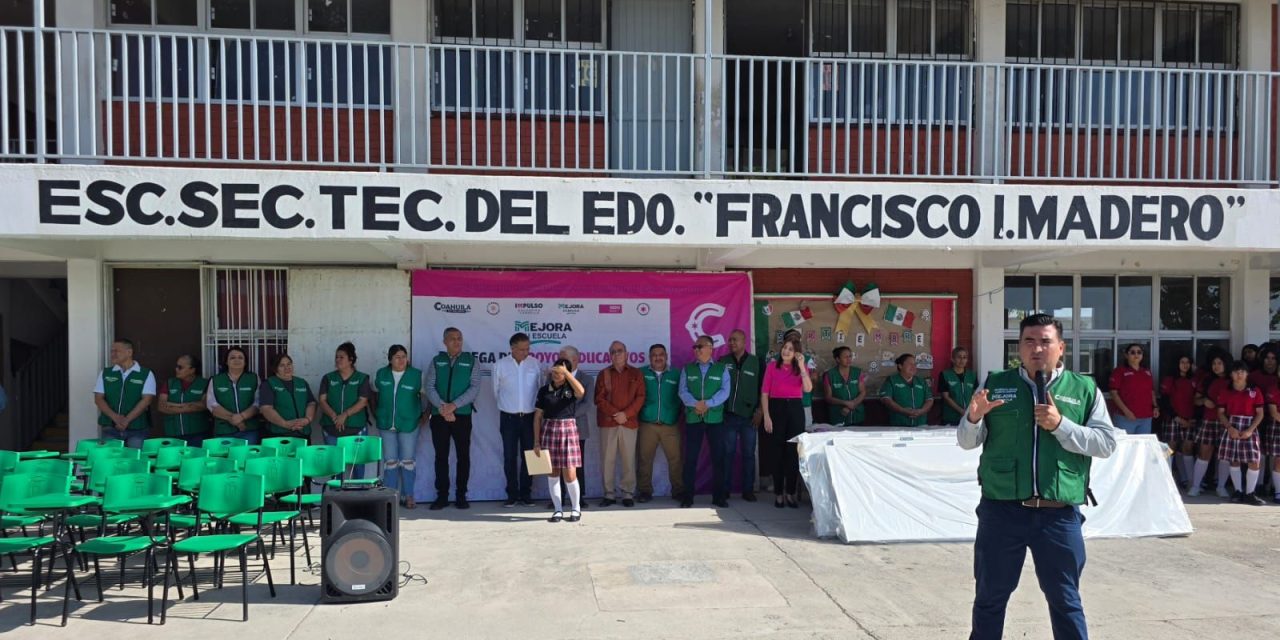 Entregan mobiliario y útiles escolares a planteles educativos
