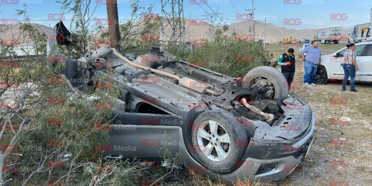 Mujer resulta ilesa tras volcar en la carretera Saltillo-Monterrey