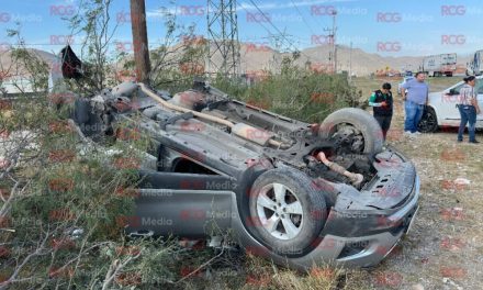 Mujer resulta ilesa tras volcar en la carretera Saltillo-Monterrey