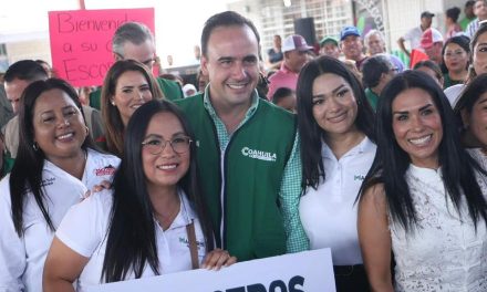 Inicia Manolo Jiménez entrega de uniformes y tenis gratuitos