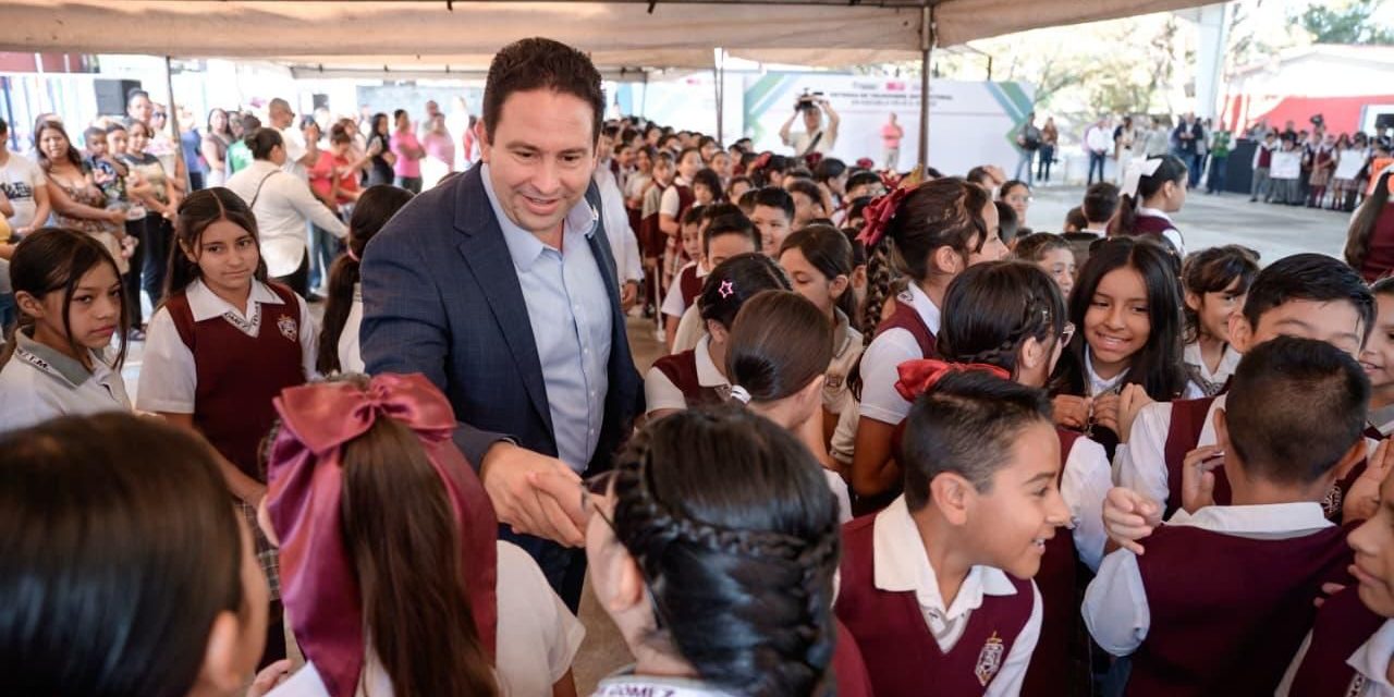 Cumple Javier Díaz; entrega techumbre en la primaria ‘Félix U. Gómez’