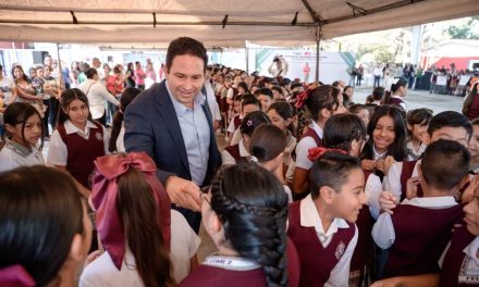 Cumple Javier Díaz; entrega techumbre en la primaria ‘Félix U. Gómez’