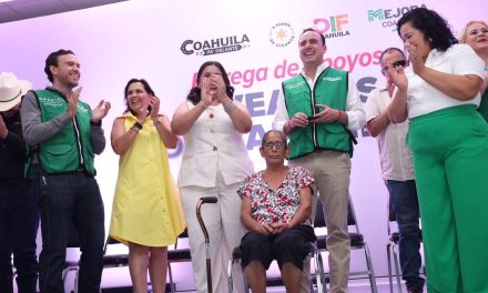 Entregan miles de becas a personas con discapacidad en Coahuila