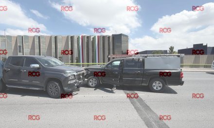 Camioneta impacta muros de contención sobre Nazario Ortiz
