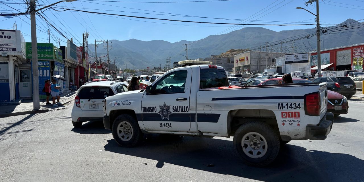 Motociclista se impacta contra vehículo en Saltillo