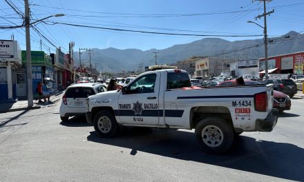 Motociclista se impacta contra vehículo en Saltillo