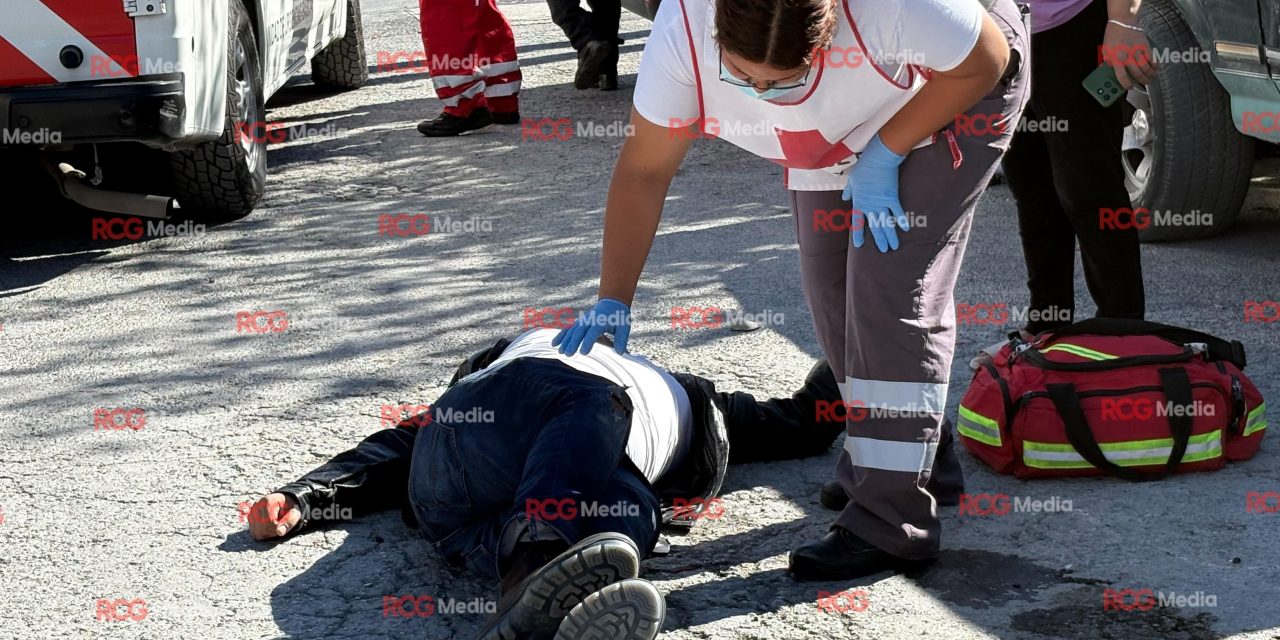 Hombre se fractura su pierna al impactarse con su moto en una camioneta estacionada