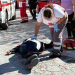 Hombre se fractura su pierna al impactarse con su moto en una camioneta estacionada