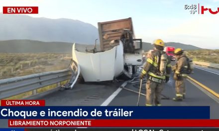 Tráiler se incendia en aparatoso accidente sobre el Libramiento Norponiente