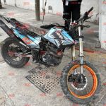 Motociclista se impacta contra auto en la Morelos