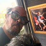 'Bom-bi, bu-du, bom-bom'; Aleks Syntek sorprende tras publicar y borrar una foto sin peluca