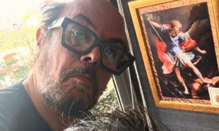 ‘Bom-bi, bu-du, bom-bom’; Aleks Syntek sorprende tras publicar y borrar una foto sin peluca