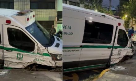 Ambulancia del IMSS atropella a peatón y choca contra varios vehículos en Azcapotzalco antes de ser detenido