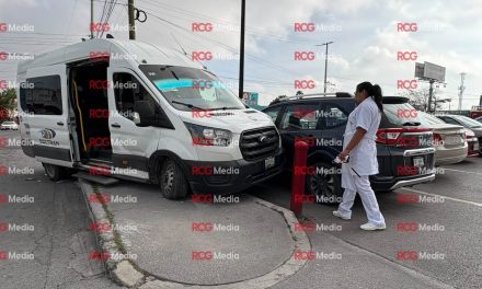 Transporte de personal choca contra auto estacionado en Saltillo