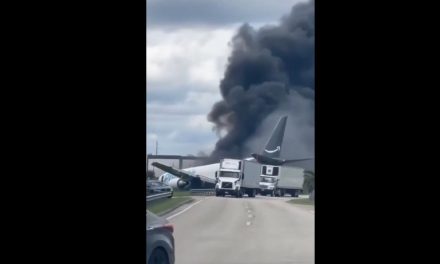 Avión de carga sale de la pista en el Aeropuerto Internacional de Miami tras aterrizaje de emergencia