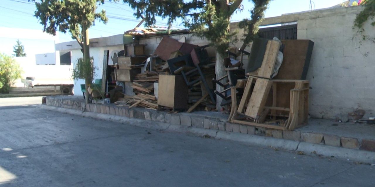 Bloquean banquetas con madera y muebles en calle de la Bellavista