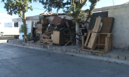 Bloquean banquetas con madera y muebles en calle de la Bellavista