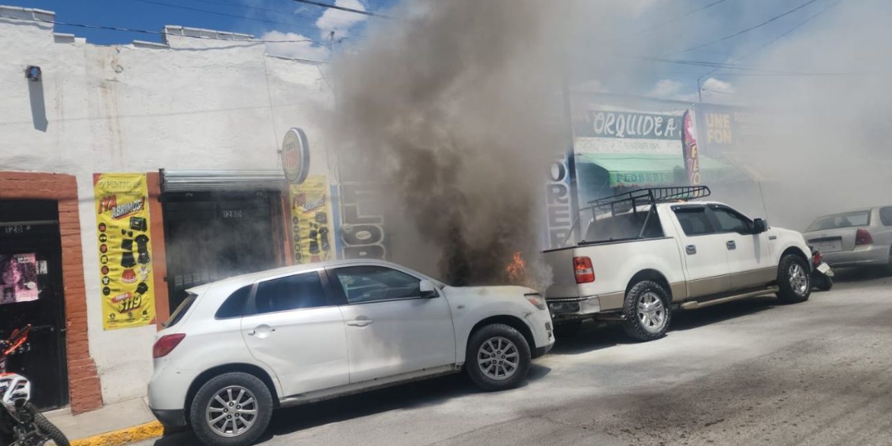 Bomberos controlan incendio de camioneta en el Centro de Saltillo