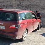Camioneta Mazda termina contra barda  tras maniobra para evitar otro vehículo en Parras
