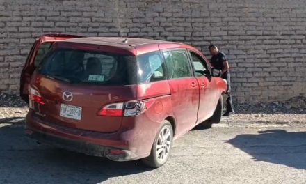 Camioneta Mazda termina contra barda  tras maniobra para evitar otro vehículo en Parras