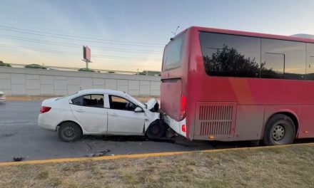 Choca contra autobús estacionado en Saltillo y termina detenido