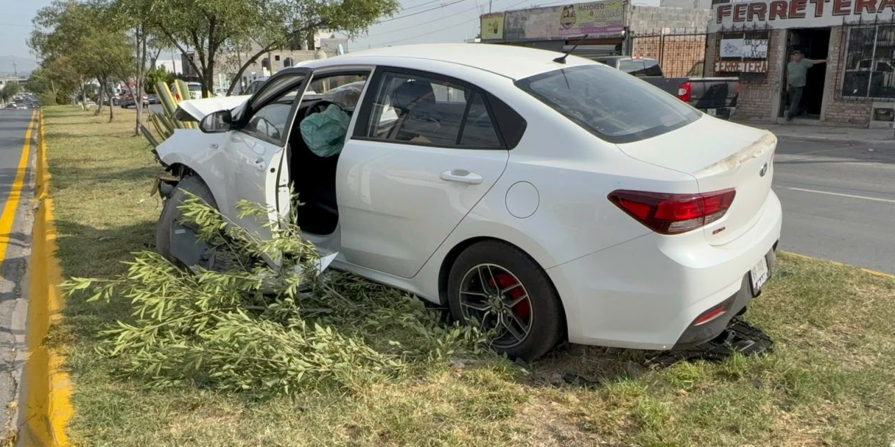 Vehículo termina arriba del camellón tras accidente