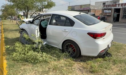 Vehículo termina arriba del camellón tras accidente