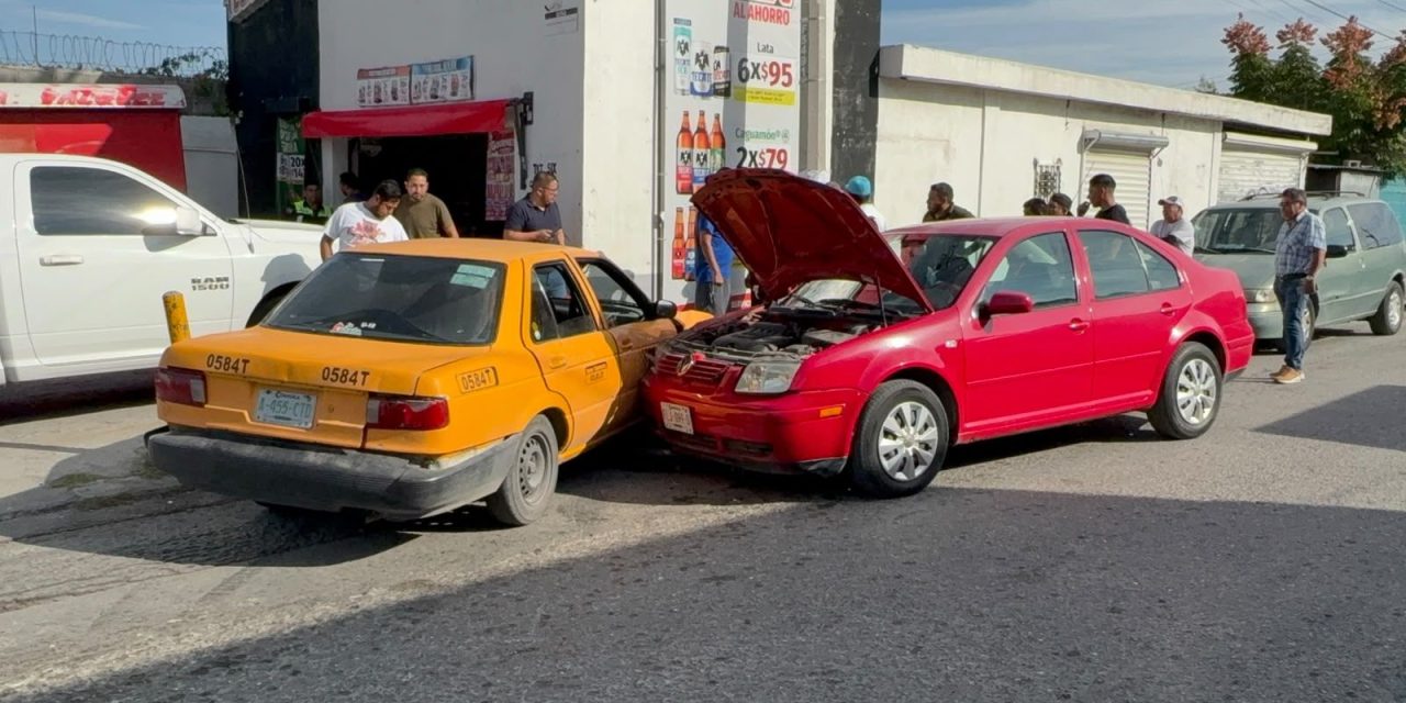 Taxista pierde el control y se impacta contra auto en Saltillo