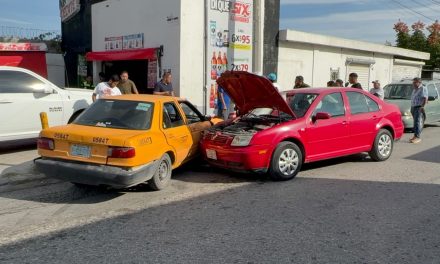 Taxista pierde el control y se impacta contra auto en Saltillo