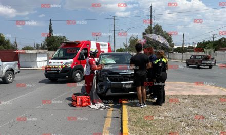 Motociclista sufre accidente contra camioneta en Saltillo