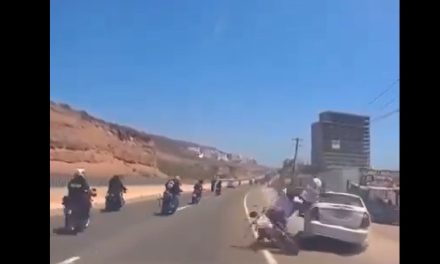 Motociclista sufre aparatoso choque tras intentar rebasar por la derecha en la autopista Rosarito-Ensenada