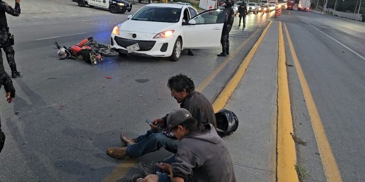 Conductora deja en el suelo a abuelito y a su nieto