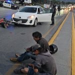 Conductora deja en el suelo a abuelito y a su nieto