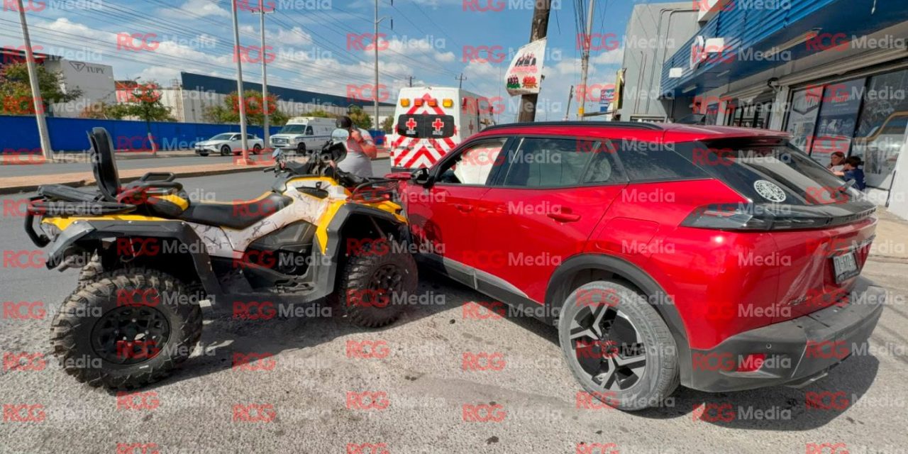 Saltillo: Joven en cuatrimoto choca contra camioneta al perder el control