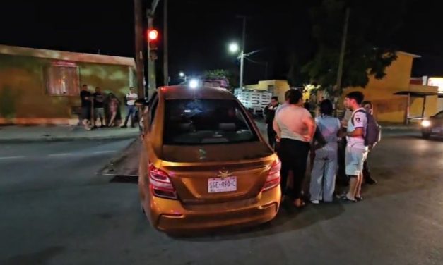 Da vuelta en U y provoca choque con motociclista