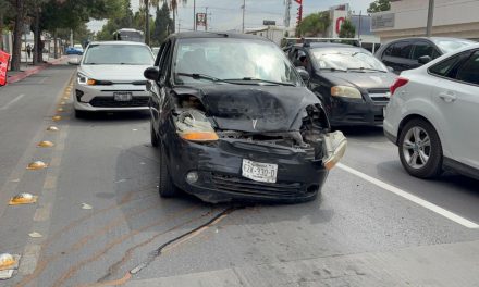 Se desmaya al volante y provoca carambola de tres vehículos en Venustiano Carranza