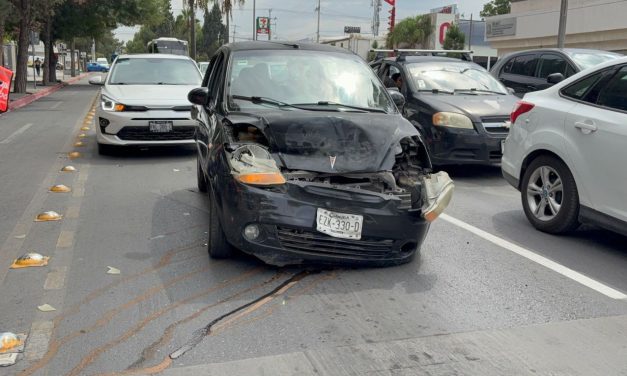 Se desmaya al volante y provoca carambola de tres vehículos en Venustiano Carranza