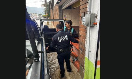 Apoyan elementos estatales a la población ante lluvias en Saltillo