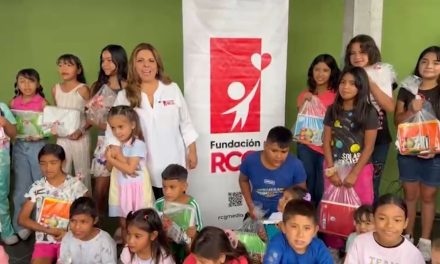 En Cumbres de Zapaliname de Arteaga entrega Fundación RCG útiles escolares