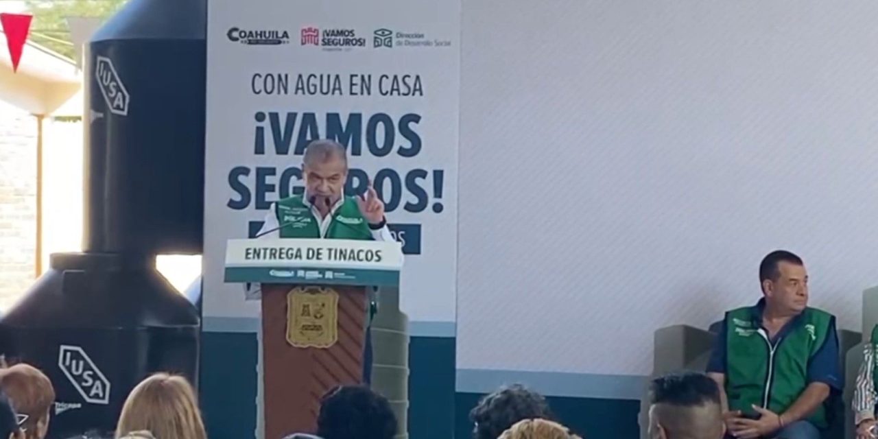 Entregan tinacos a bajo costo en Torreón