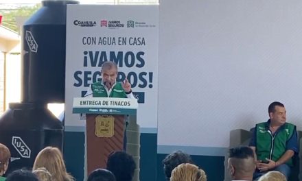 Entregan tinacos a bajo costo en Torreón