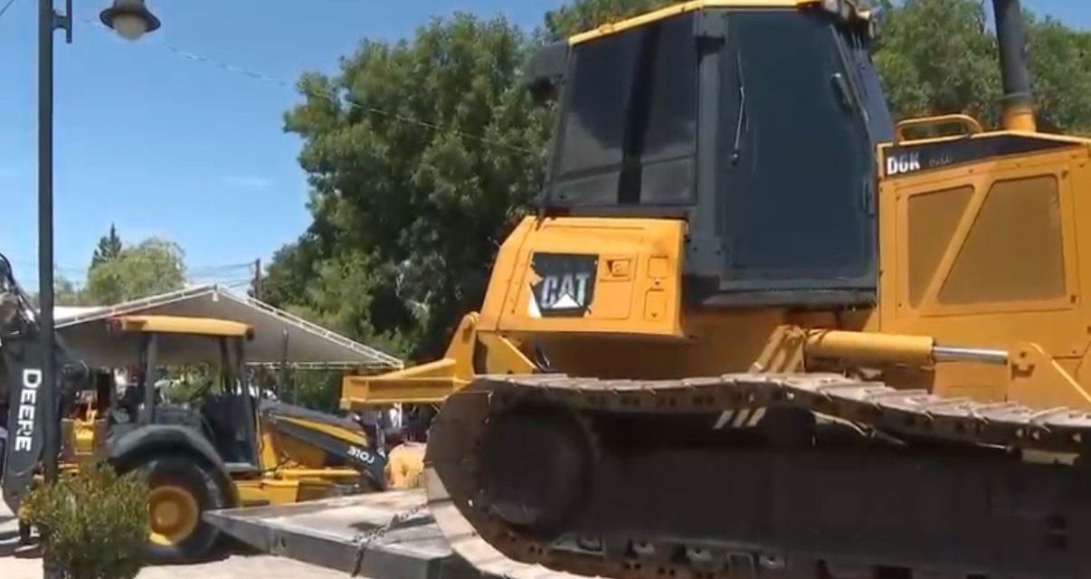 Entrega General Cepeda maquinaria para terminar con problemas en caminos rurales