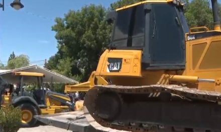 Entrega General Cepeda maquinaria para terminar con problemas en caminos rurales
