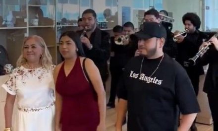 Familia de Torreón lleva una banda para festejar que compraron un auto