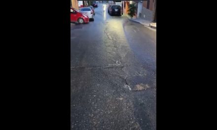 Reportan fuga de agua en la colonia Balcones de Landín