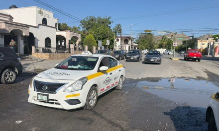 Una fuga de agua daña el pavimento. en el centro de Saltillo