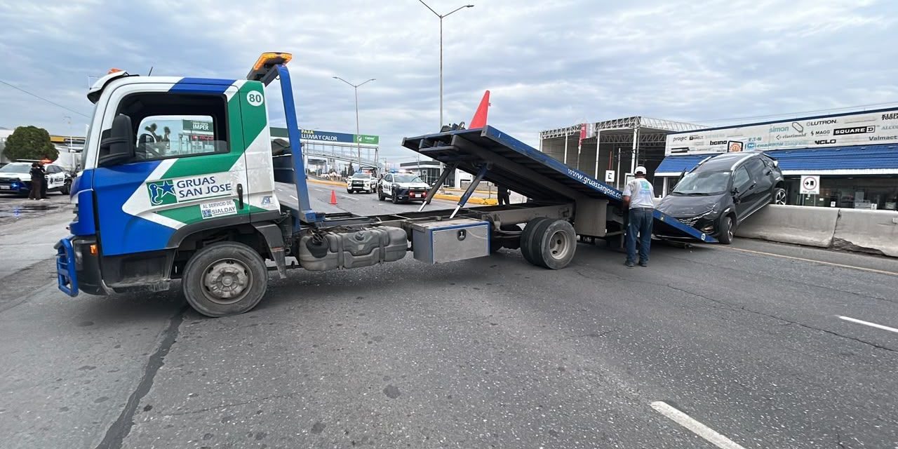 Camioneta sufre volcadura al norte de Saltillo