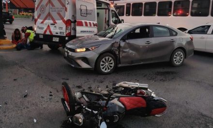 Motociclista sufre grave traumatismo craneoencefálico tras accidente en Ramos Arizpe