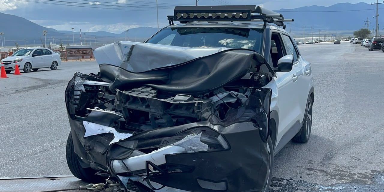 Par de camionetas sufren aparatoso accidente sobre la carretera a Derramadero
