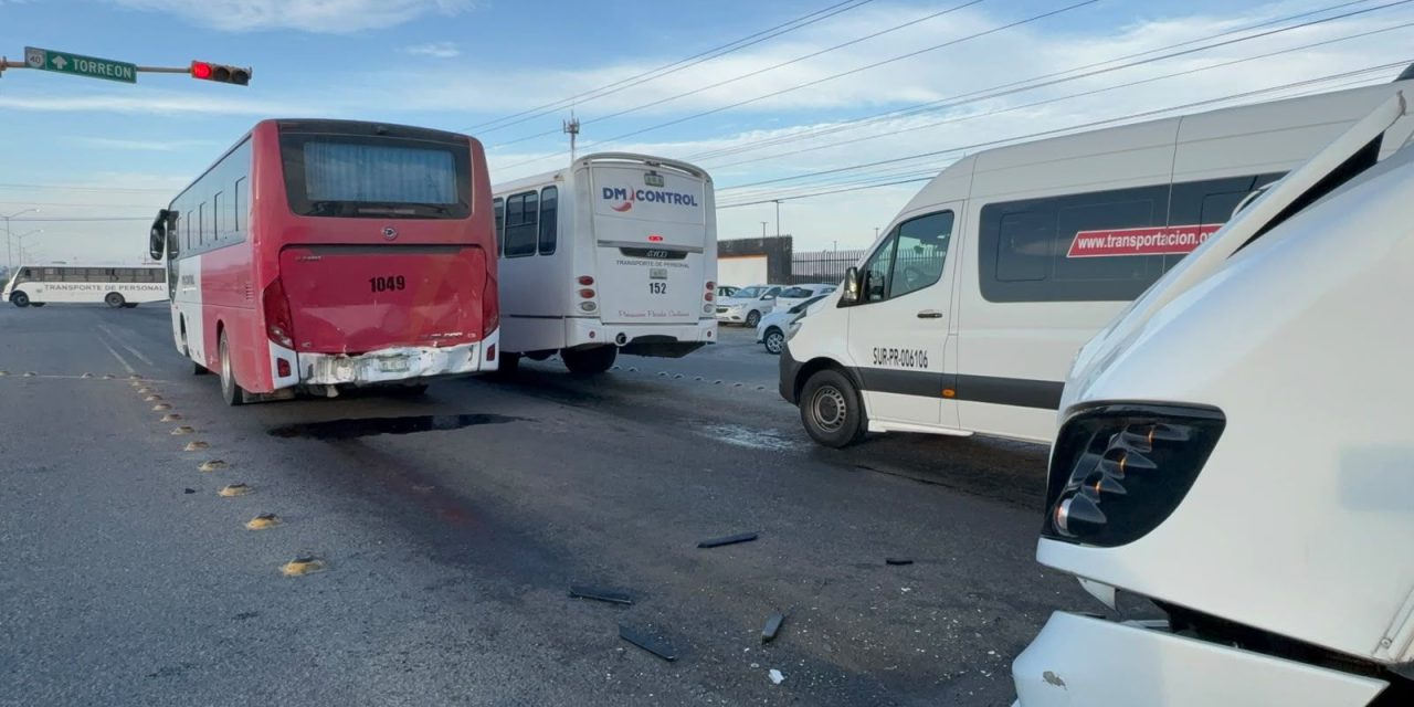 Transporte de personal se impacta contra otro